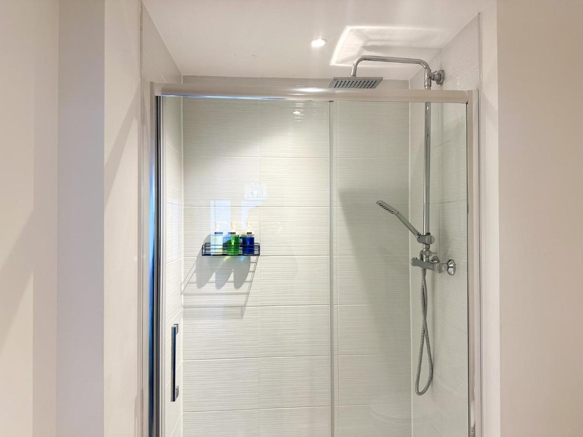 Luxury 2 Bedroom City Centre Apartment - Secure Parking - Amazing Location! Canterbury Dış mekan fotoğraf