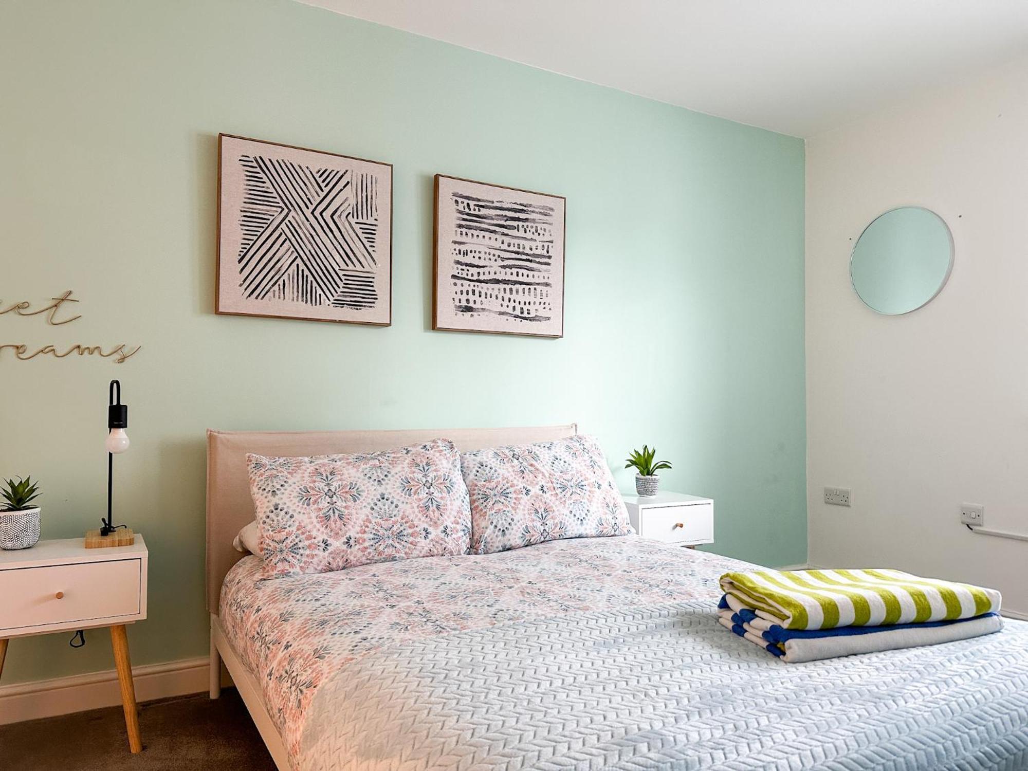 Luxury 2 Bedroom City Centre Apartment - Secure Parking - Amazing Location! Canterbury Dış mekan fotoğraf